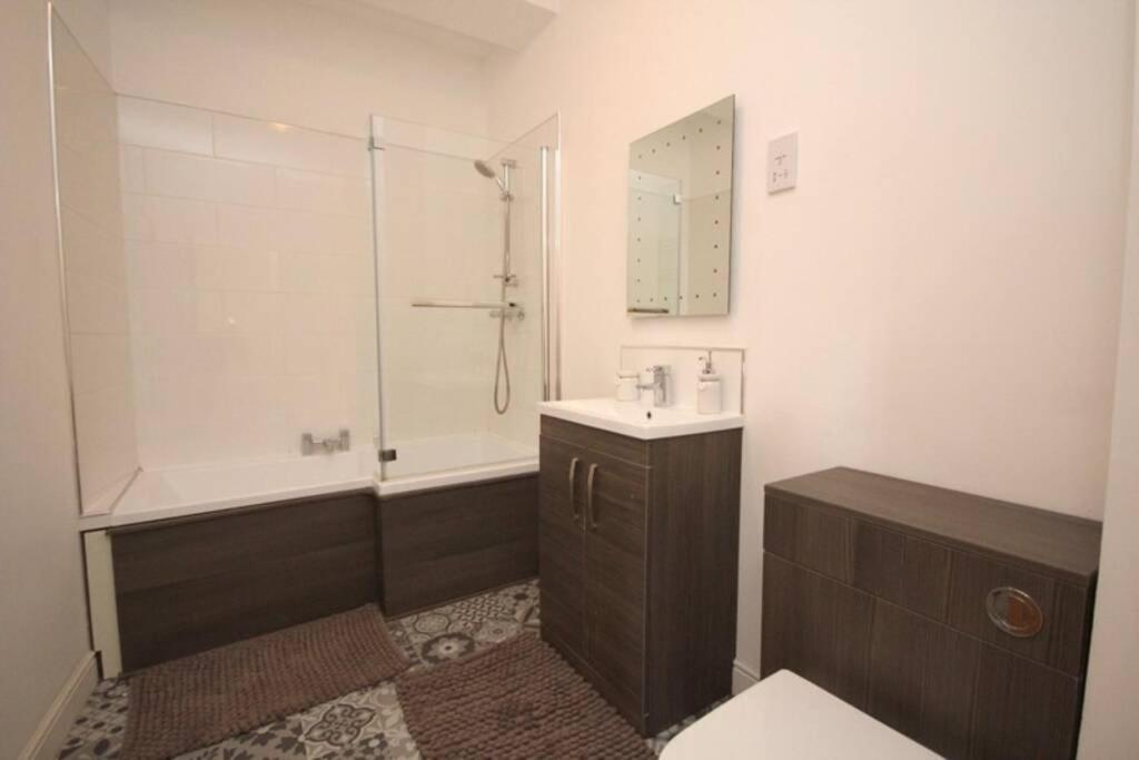 Modern, Luxurious Two Bedroom Apartment *