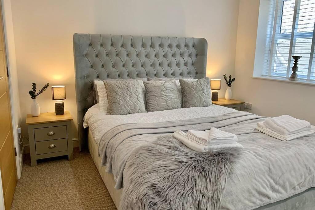 Modern, Luxurious Two Bedroom Apartamento