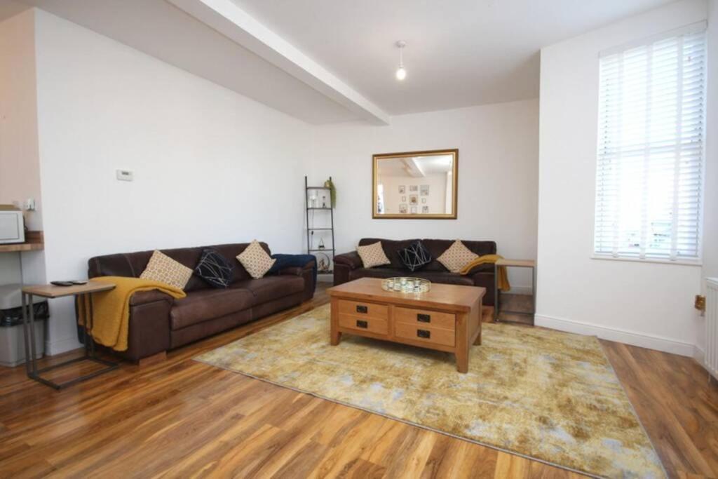 Modern, Luxurious Two Bedroom Apartment *